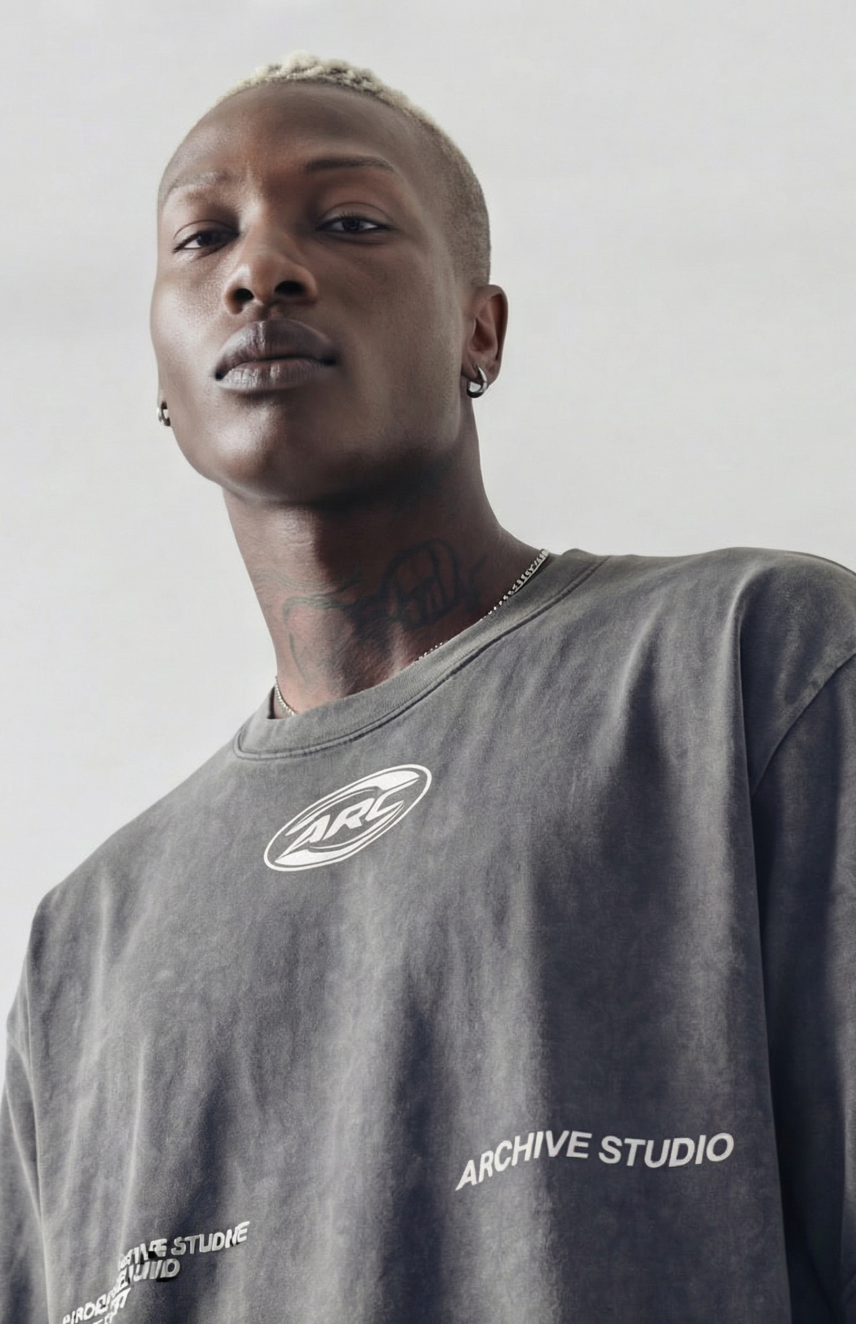 ARC RACING TEE DISTRESSED CEMENT GREY